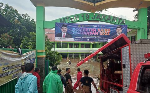 3 Dead in Jakarta Floods after School Wall Collapse: Police