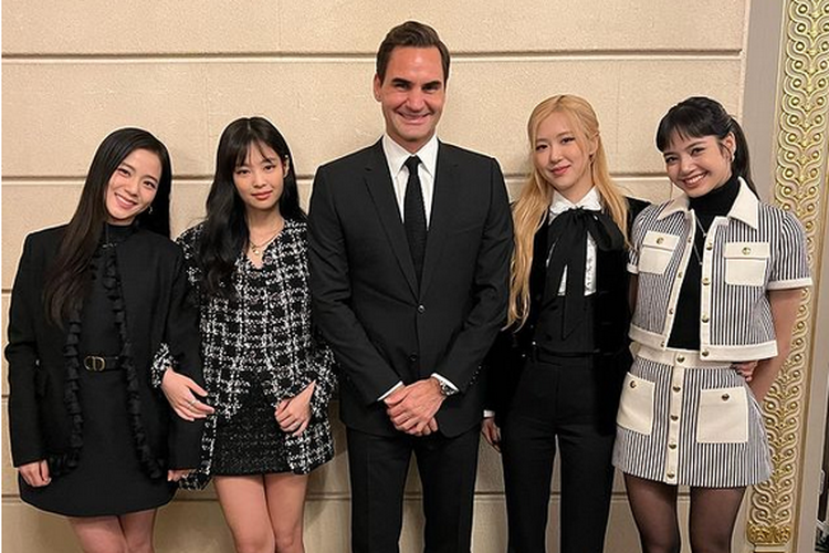 Petenis legendaris Roger Federer (tengah) berfoto dengan girl group BLACKPINK saat menghadiri konser amal di Paris, Perancis, baru-baru ini.