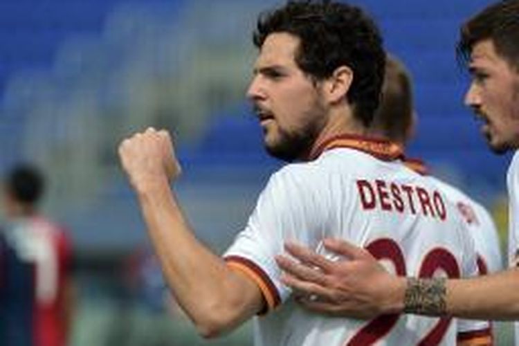 Penyerang AS Roma Mattia Destro merayakan golnya ke gawang Cagliari, pada pertandingan Serie-A, di Sant'Elia, Minggu (6/4/2014).