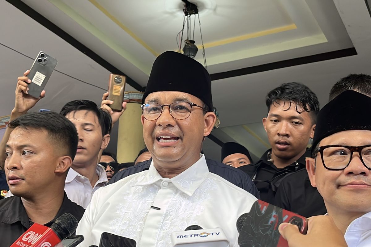 Calon presiden (capres) nomor urut 1 Anies Baswedan saat ditemui usai kampanye terbuka di Gedung Adi Poday, Sumenep, Madura, Jawa Timur, Rabu (31/1/2024).