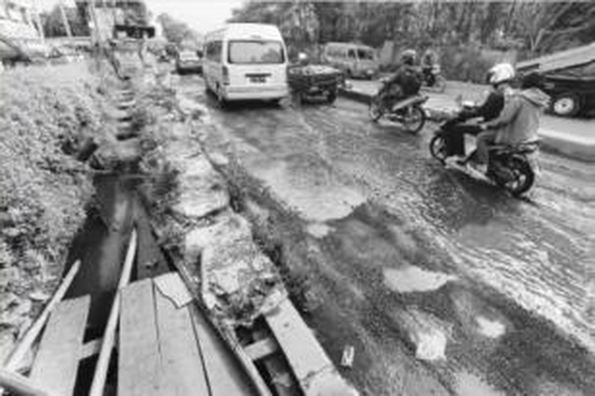 Pengendara kendaraan bermotor harus berhati-hati melewati Jalan RE Martadinata, Pamulang, Tangerang Selatan, yang rusak parah. Tidak hanya jalan, trotoar pun rusak parah dan tidak bisa dilalui pejalan kaki.