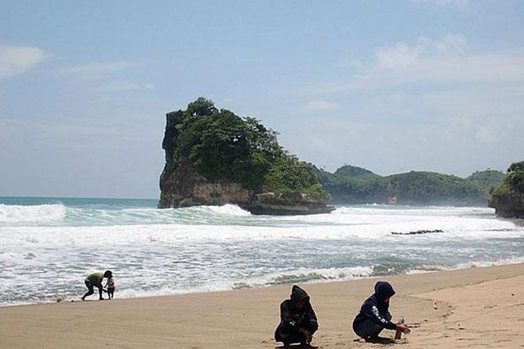 Keelokan pantai di Malang selatan, Jawa Timur, beberapa waktu lalu. Selain menyuguhkan pemandangan laut nan biru dan pasir putih, kawasan wisata di pesisir selatan Jawa itu juga memiliki kuliner khas ikan bakar yang merupakan tangkapan nelayan setempat.