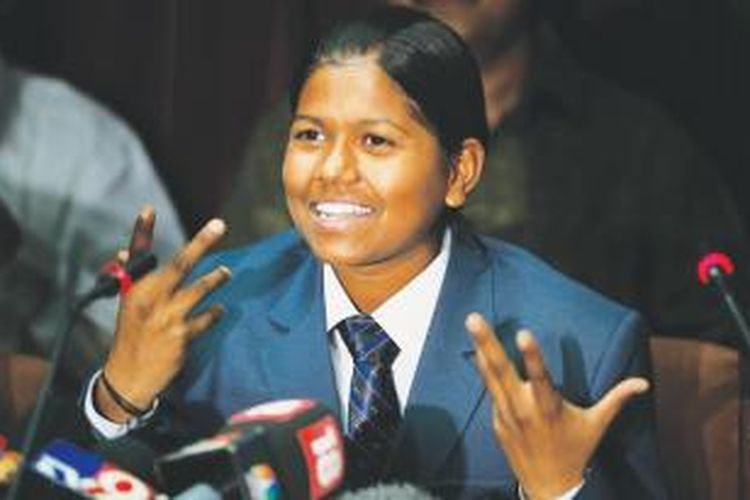 Melavath Poorna (13) sukses menjadi perempuan termuda pertama yang berhasil menaklukkan pincak Everest.