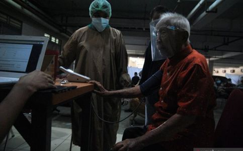 104-Year-Old Indonesian Man Gets His Covid-19 Jab