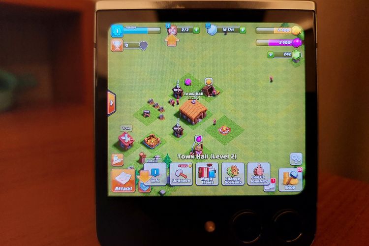 Pengguna dapat menikmati game Clash of Clans di layar depan Samsung Galaxy Z Flip 5