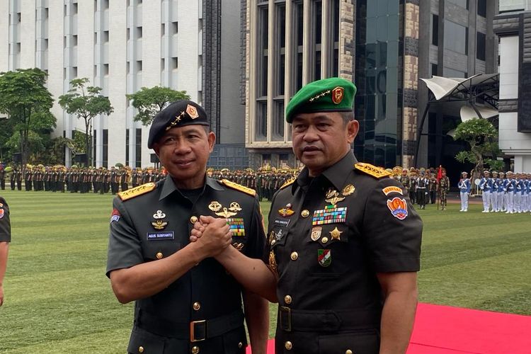 Jenderal Maruli Simanjuntak (kanan) resmi menjabat sebagai Kepala Staf TNI AD (KSAD) setelah dilaksanakan serah terima jabatan (sertijab) di lapangan Markas Besar TNI AD (Mabesad), Jakarta Pusat, Jumat (1/12/2023).Sertijab dipimpin langsung oleh Panglima TNI Jenderal Agus Subiyanto yang sebelumnya menjabat KSAD.