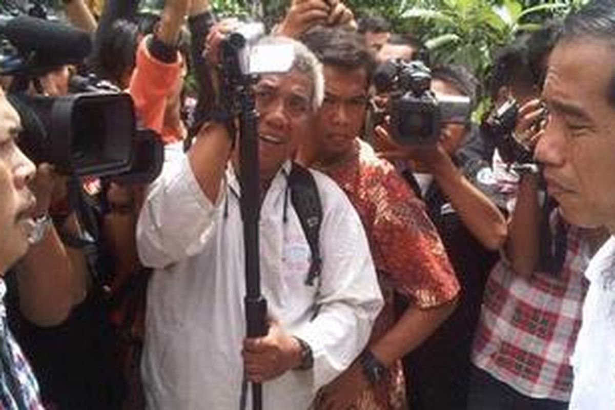 Jokowi berdiskusi dengan Ketua RT 05 RW 08 Hang Jebat, Dirwantor Sabtu (29/12/2012)