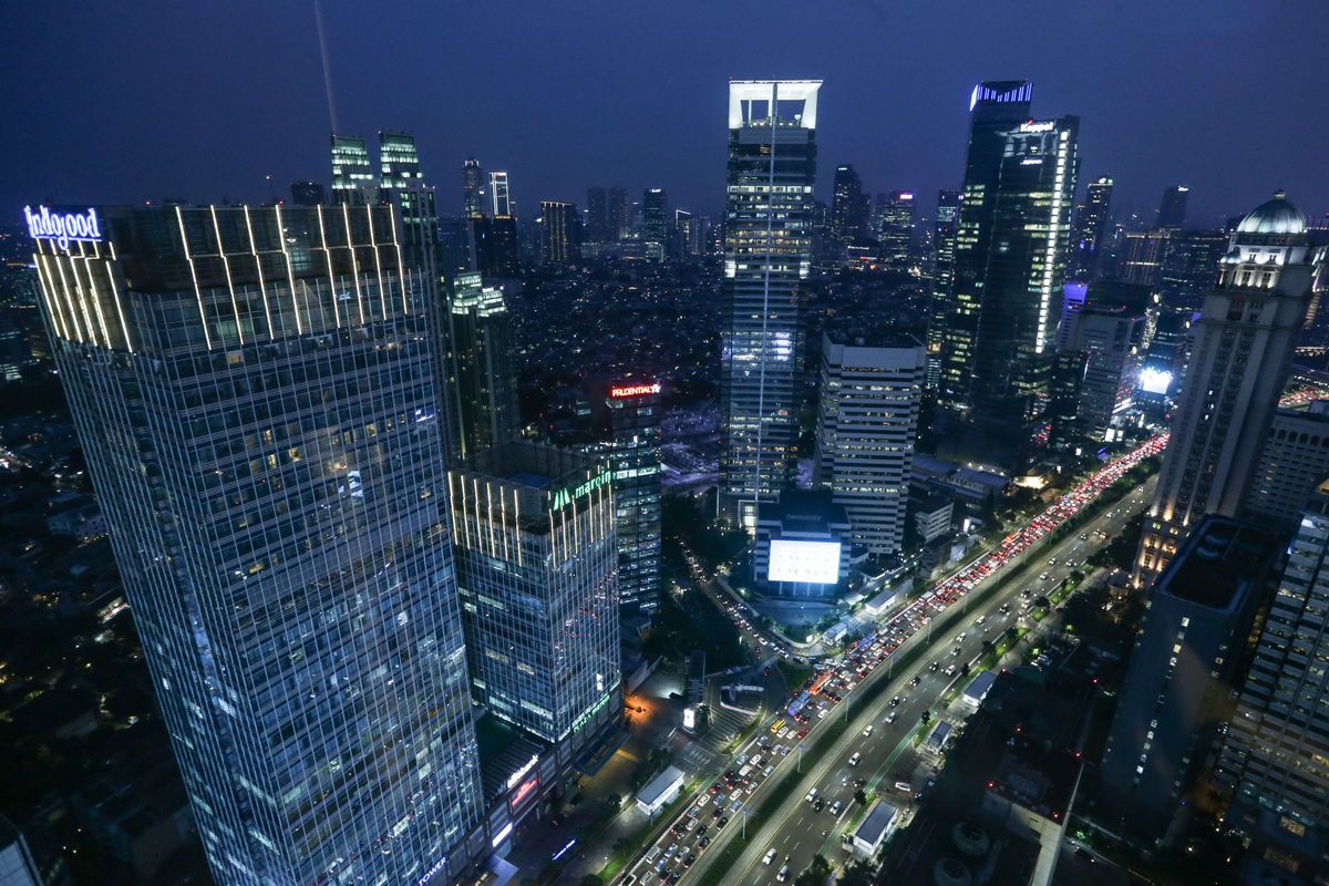 Gedung-gedung bertingkat sebagai pusat perekonomian di Jakarta, Kamis (29/9/2022). Menteri Keuangan (Menkeu) Sri Mulyani Indrawati memberikan sinyal resesi ekonomi global pada 2023. Ekonomi dunia akan masuk jurang resesi seiring dengan tren kenaikan suku bunga acuan yang dilakukan sebagian besar bank sentral di dunia secara bersamaan.