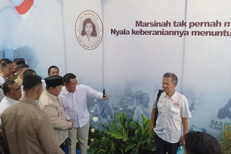 Presiden Prabowo Subianto diajak swafoto di momen peresmian Museum Ibu Marsinah dan Rumah Singgah di Desa Nglundo, Kecamatan Sukomoro, Kabupaten Nganjuk, Jawa Timur, Sabtu (16/5/2026)