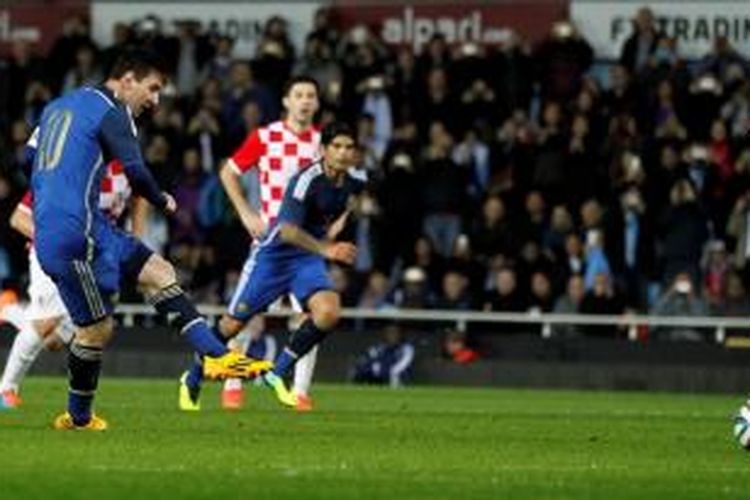 Penyerang Tim Nasional Argentina, Lionel Messi, menciptakan gol dari titik putih pada laga persahabatan melawan Kroasia, Rabu atau Kamis (13/11/2014) dini hari WIB.