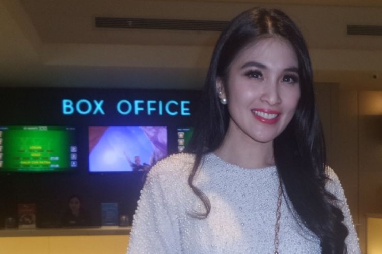 Sandra Dewi usai menghadiri pemutaran film Beauty and the Beast di XXI Lippo Mal Puri, Jakarta Barat, Rabu (15/3/2017) malam.