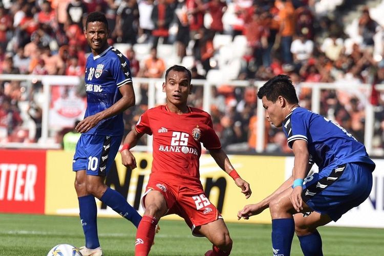 Pemain Persija Jakarta, Riko Simanjuntak dihadang pemain Becamex Binh Duong pada laga perdana penyisihan Grup G Piala AFC 2019 di Stadion Utama Gelora Bung Karno, Jakarta, Selasa (26/2/2019). Laga tersebut berakhir dengan skor 0-0.