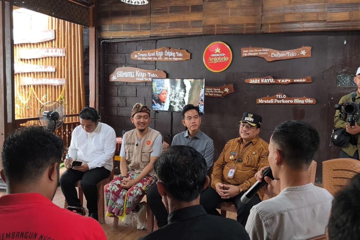 Wakil Presiden (Wapres) RI Gibran Rakabuming mengunjungi desa wisata, Kampung Singkong Argotelo, Salatiga, Jawa Tengah (7/11/2025) sambil berdialog dengan warga.