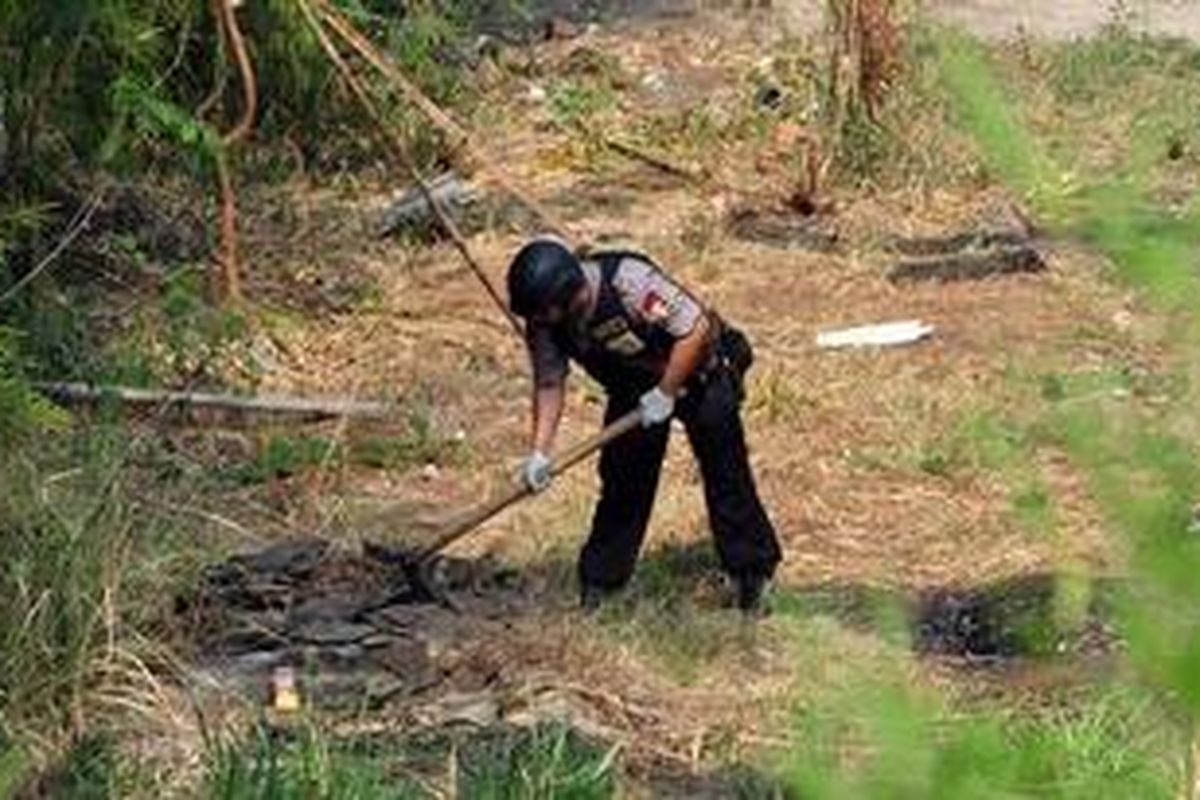 Tim gabungan dari Puslabfor Mabes Polri, Inafis, Dokpol dan Gegana melanjutkan olah TKP lokasi ledakan di Jalan Nusantara, Beji, Depok, Jawa Barat, Minggu (9/9/2012). Ledakan itu mengakibatkan seorang pria di dalam rumah petak sumber ledakan terluka parah. Pada olah TKP pertama, Sabtu (8/9/2012) Tim Gegana berhasil mengamankan sejumlah barang bukti seperti senjata api, granat, dan bahan peledak di lokasi kejadian.