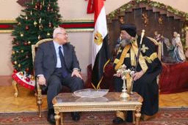 Presiden Interim Mesir Adly Mansour dan pemimpin gereja Koptik Paus Tawadros melakukan pertemuan di Kairo pada Minggu (5/1/2013).