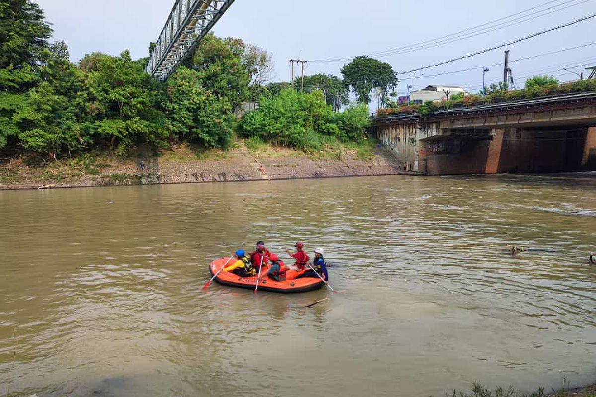 Tim SAR gabungan saat mencari tubuh Dirno (58) yang hilang di aliran Kali Bekasi, Jalan Kartini, Margahayu, Bekasi Timur, Senin (15/5/2023). Korban sendiri dinyatakan hilang pada Jumat (12/5/2023) sore.