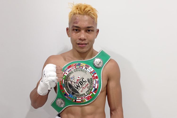 Rahul Pinem memenangkan sabuk WBC Asia Silver usai mengalahkan Larry Siwu dalam pertandingan tinju kelas Welter di ajang HSS Series 5, pada Minggu (21/4/2024).