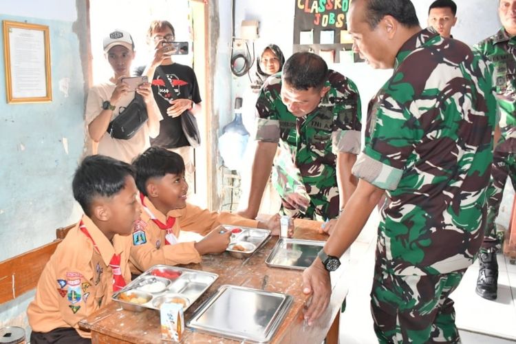 Kodim 0802 Ponorogo, menggelar uji coba makan bergizi gratis SDN 1 Surodikraman Ponorogo yang letaknya tak jauh dari Kodiim. Sejumlah siswa SDN 1 Surodikraman Ponorogo, mengaku senang dengan kegiatan makan siang yang diadakan. Mereka juga berharap menu yang disajikan nanti akan berganti ganti.
