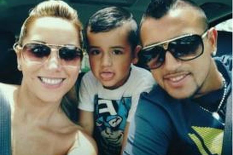 Arturo Vidal saat bersama sang istri Maria Teresa Matus dan anaknya Alonso