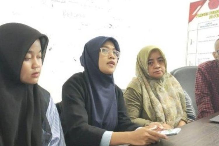Keluarga Selvi Amalia Nuraeni (19), mahasiswi Cianjur yang menjadi korban tabrak lari. 
