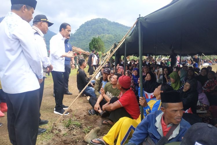 Presiden Joko Widodo saat berdialog dengan warga terdampak gempa Cianjur yang berada di Posko Pengungsian Desa Cijeding, Kabupaten Cianjur, Jawa Barat, Kamis (25/11/2022).