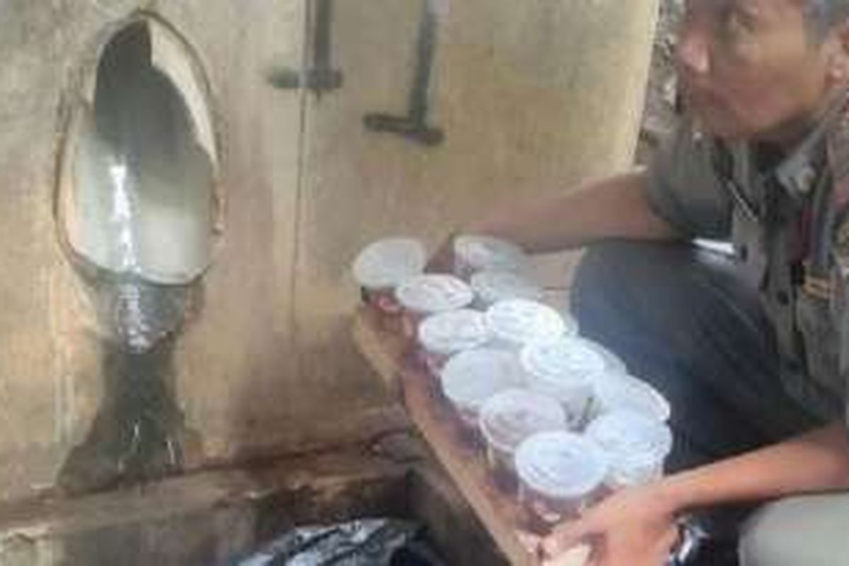 Pedagang kawasan Monas diduga menggunakan air kotor dari Stasiun Gambir untuk meracik es teh manis yang dijual kepada pengunjung Monas. 