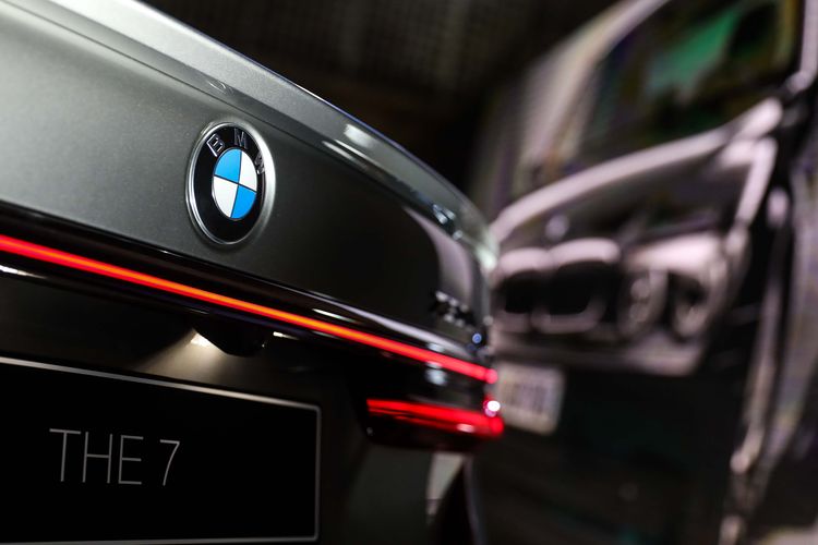 Mobil New BMW Seri 7 terlihat saat diluncurkan di Jakarta, Kamis (10/10/2019). BMW Seri 7 terbaru juga sudah dirakit lokal di pabrik BMW Production Network 2, Gaya Motor, Sunter, Jakarta. Mobil hadir dengan dua pilihan yakni The New BMW 740Li Opulence dan The New BMW 730Li M Sport.