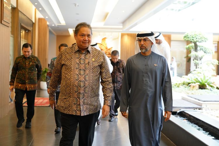 Menteri Koordinator (Menko) Bidang Perekonomian Airlangga Hartarto menerima kunjungan Menteri Energi dan Infrastruktur Persatuan Emirat Arab Suhail Mohamed Al Mazrouei di Gedung Ali Wardhana, Jakarta, Jumat (31/01/2025). 
