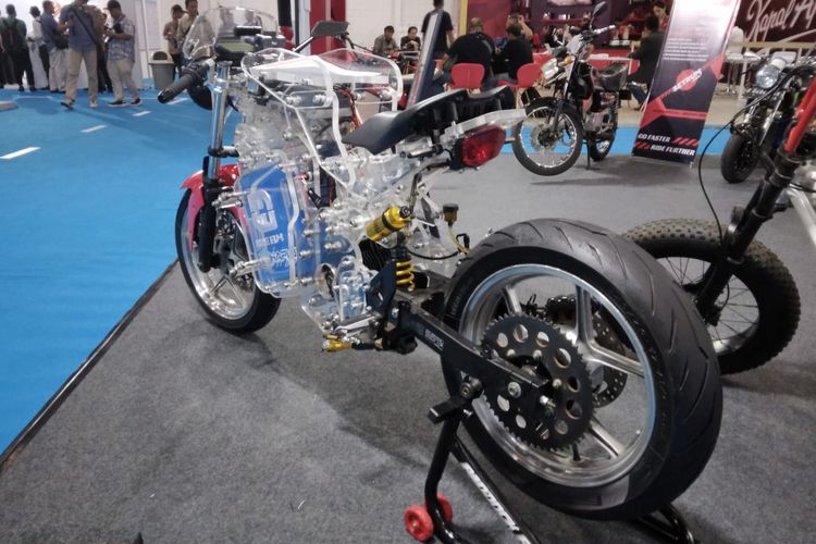 
HME EV-1, motor listrik model sport dengan rangka dari akrilik buatan HME Enginnering yang menyedot perhatian di Periklindo Electric Vehicle Show (PEVS) 2023.