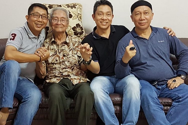 Tokoh silat legendaris Cina Benteng, Lie Djie Tong (berbaju batik), yang mengajarkan silat beksi, meninggal dunia pada usia 102 tahun pada Rabu, 29 Desember 2021.