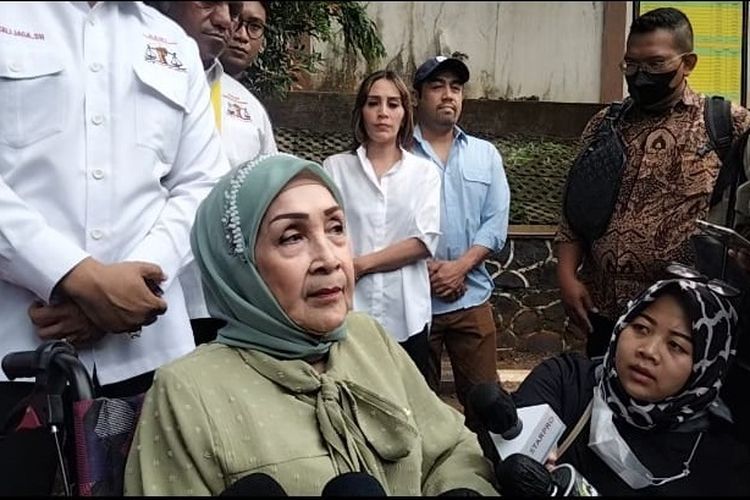 Ibunda Ferry Irawan, Hariati, saat ditemui di Pengadilan Agama Jakarta Selatan pada Kamis (16/2/2023).