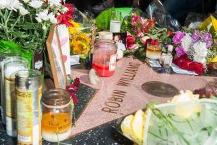 Aneka bunga diletakkan pada bintang Hollywood Walk of Fame mendiang Robin Williams, di Los Angeles, California, AS, 12 Agustus 2014 waktu setempat.
