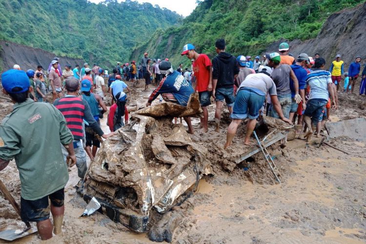 Lokasi tebing longsor di Sungai Ngobo, Desa Sepawon, Kecamatan Plosoklaten, Kabupaten Kediri, Jawa Timur, Jumat (16/2/2018).