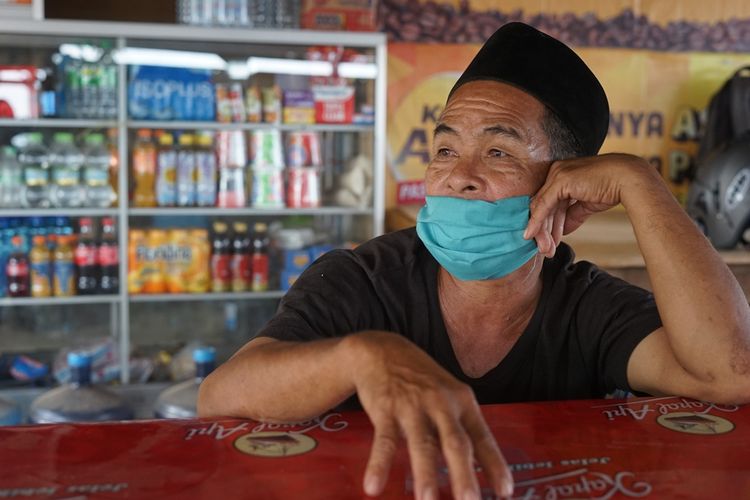 Ukar, pemilik Warung Berkah Mandalika yang terletak di depan Sirkuit Mandalika, Lombok Tengah, Nusa Tenggara Barat, ketika berbincang dengan Kompas.com pada Minggu (13/2/2022).