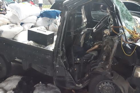 Tabrak Separator Busway di Pulo Gadung, Sopir Pikap Luka-luka Terjepit Mobil