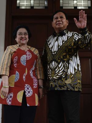 Ketua Umum PDI Perjuangan Megawati Soekarnoputri (kiri) dan Ketua Umum Partai Gerindra Prabowo Subianto (kanan) menyampaikan keterangan pers usai pertemuan tertutup di kediaman Megawawati di Jalan Teuku Umar, Jakarta, Rabu (24/7/2019). Pertemuan kedua tokoh nasional bersama sejumlah elit Partai Gerindra dan PDI Perjuangan tersebut dalam rangka silaturahmi pasca Pemilu Presiden 2019.