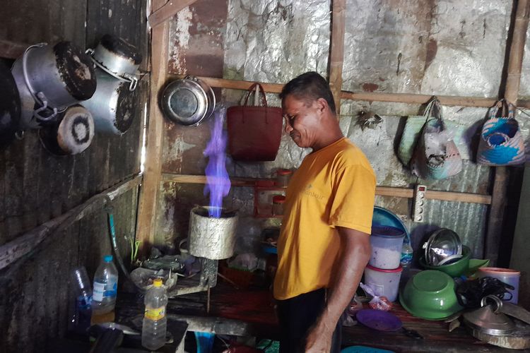Foto: Salah satu warga yakni Maryono sudah terhitung 13 tahun menggunakan gas metana dari TPA Sliwung untuk kompor di dapurnya pada Sabtu (4/3/2023)