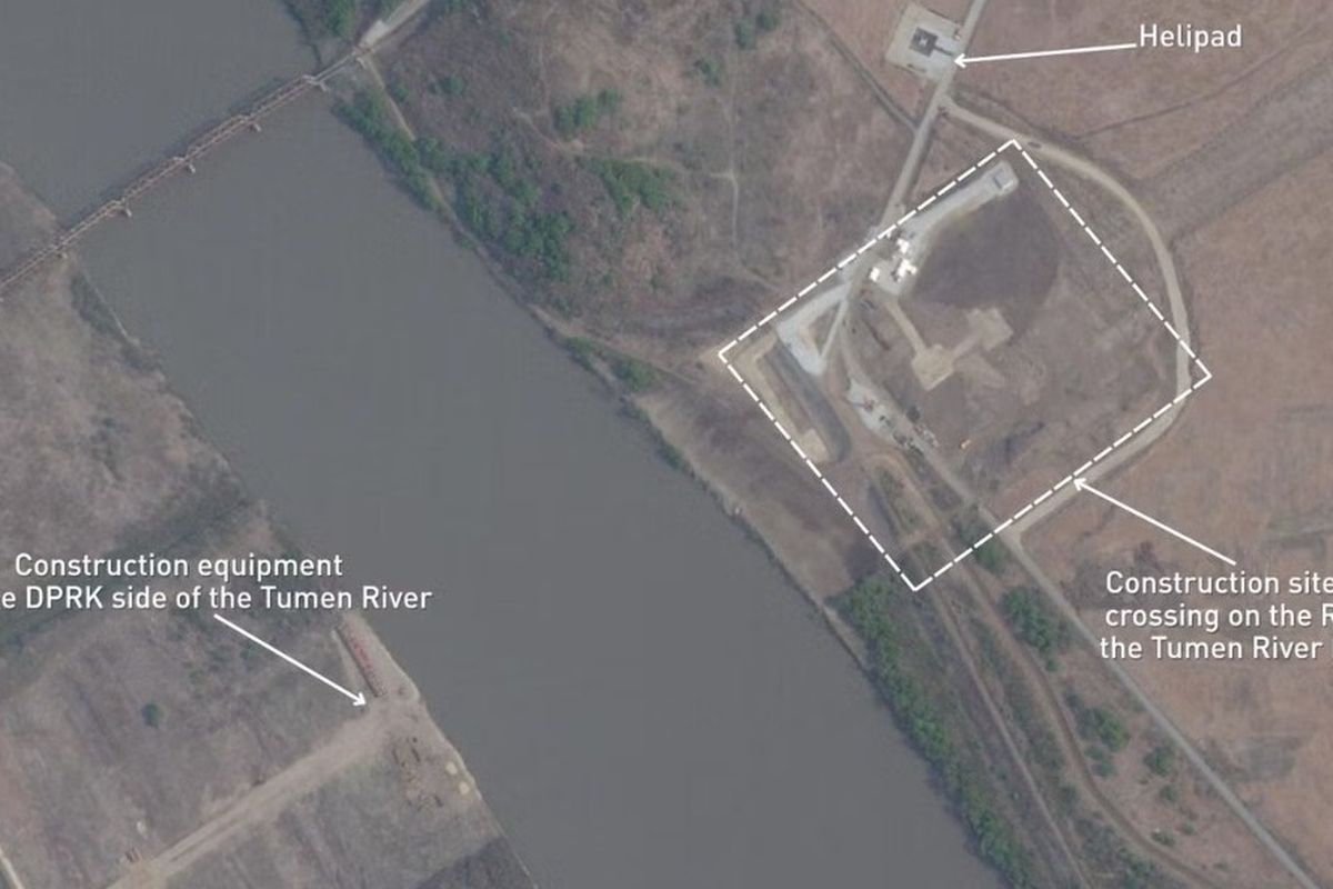 Citra satelit yang diambil pada 28 April 2025 menunjukkan lokasi konstruksi dan peralatan berkumpul di sekitar sungai Tumen di kedua sisi, Rusia dan Korea Utara dengan helipad di dekatnya juga terlihat di area tersebut.
