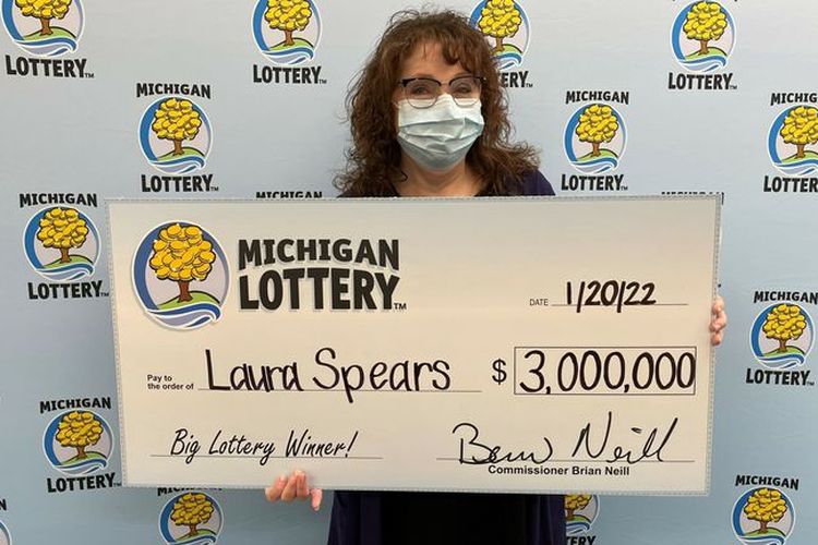 Laura Spears, wanita berusia 55 tahun asal AS memenangi lotre senilai Rp 43 miliar ketika dia mengecek folder spam di-emailnya.