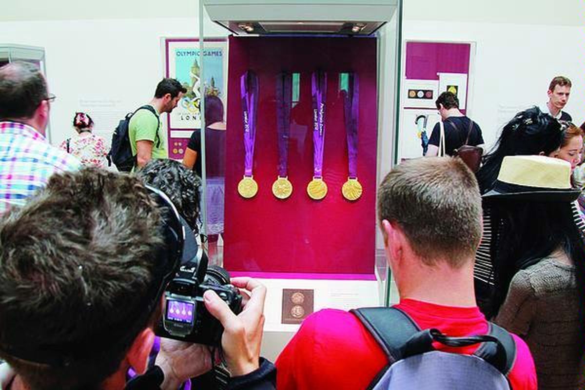 Pengunjung menikmati pameran medali olimpiade dan paralimpiade di British Museum, Great Russell Street London. Pameran serupa berlangsung pula di Royal Opera House, Convent Garden.