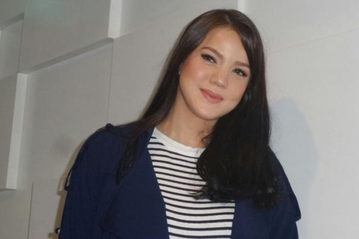 Alice Norin diabadikan di Gedung Global TV, Kebon Jeruk, Jakarta Barat, Selasa (6/12/2016).