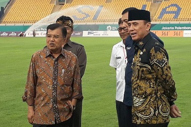 Wakil Presiden RI, Jusuf Kalla (JK) didampingi Penjabat Gubernur Jawa Barat, Komjen Pol M Iriawan dan Bupati Bandung, Dadang M Nasser meninjau lapangan dan tribun penonton Stadion Si Jalak Harupat di Kecamatan Soreang, Kabupaten Bandung, yang akan menjadi satu di antara venue Asian Games 2018, Rabu (8/8/2018). 