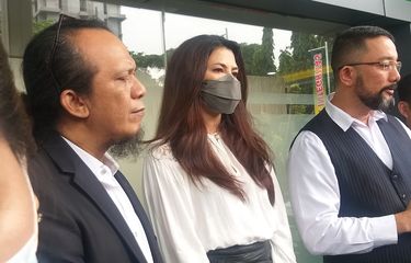 Aktris Tamara Bleszynski selesai mengikuti sidang mediasi gugatan wanprestasi yang dilayangkan kakaknya, Ryszard Bleszynski di Pengadilan Negeri Jakarta Selatan didampingi kuasa hukumnya, Djohansyah dan tim, Rabu (15/3/2023).
