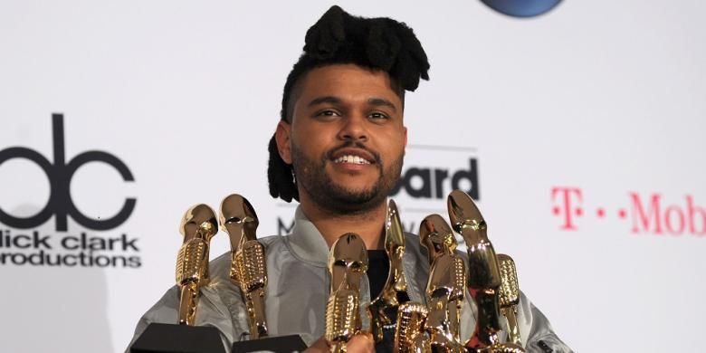 Penyanyi The Weeknd berpose dengan semua penghargaan yang diterimanya pada Billboard Music Awards 2016, yang digelar di T-Mobile Arena, Las Vegas, Nevada, AS, Minggu (22/5/2016).