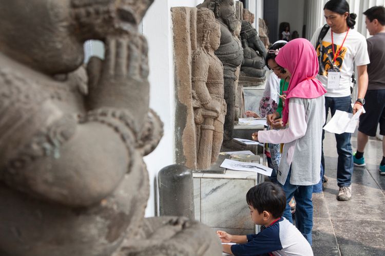 Ilustrasi pengunjung melihat-lihat koleksi di Museum Nasional atau Museum Gajah di Jakarta Pusat, salah satu tempat wisata dekat Stasiun Gambir.