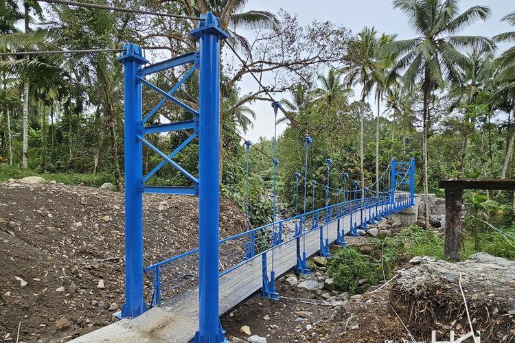 Pembangunan ulang Jembatan Gantung Durian Sakok merupakan program Tanggung Sosial dan Lingkungan (TJSL) dari HKI yang berkolaborasi dengan PT Hutama Karya (Persero).