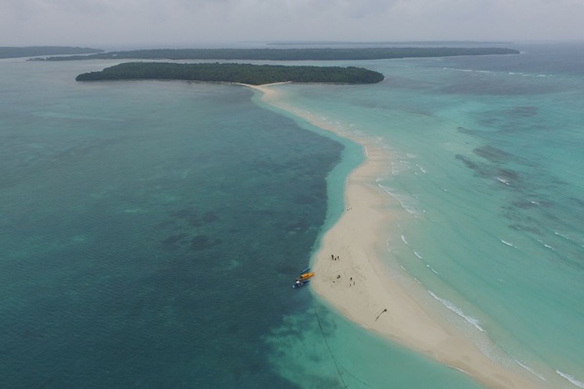 Pantai Ngurtavur di Kepulauan Kei, Maluku Tenggara.