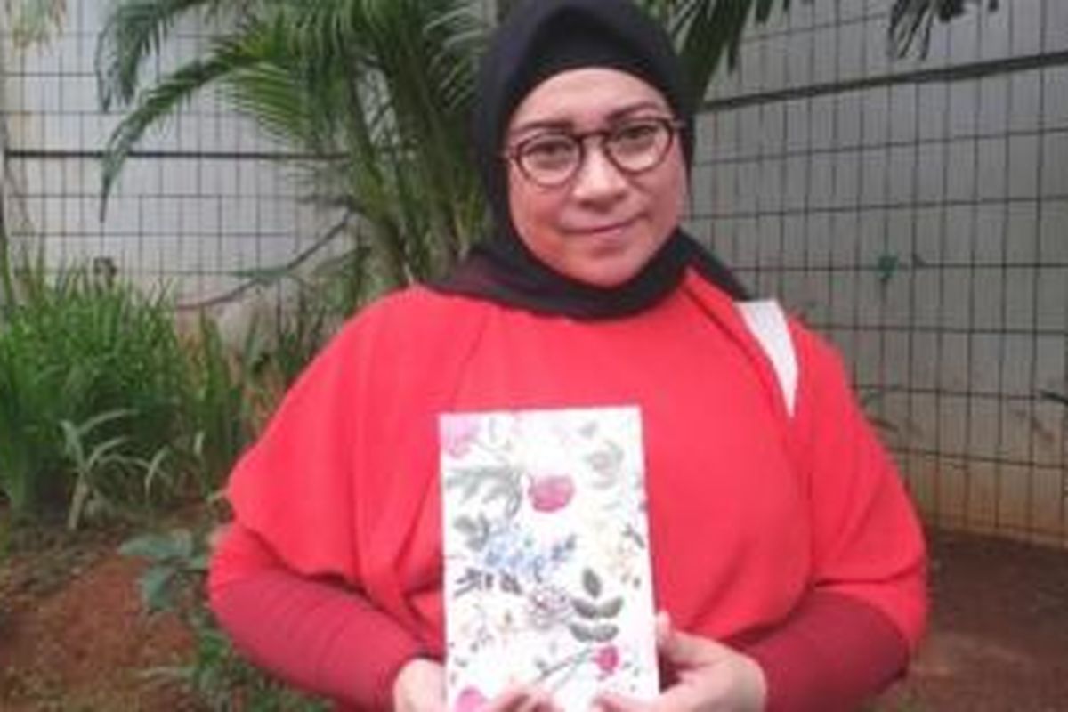 Ditemui di Pondok Pesantren Asshiddiqiyah, Kebon Jeruk, Jakarta Barat, pada Kamis (24/12/2015), Melly Goeslaw mengucap syukur atas diminatinya Al Quran bersampul motif bunga-bunga itu. 