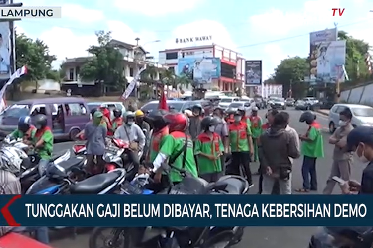 Pada 27 Mei 2022, sekelompok Tenaga Kerja Kebersihan Dinas Lingkungan Hidup (DLH) Bandar Lampung menggelar demo di depan kantor DPRD setempat. Mereka menuntut pemerintah segera membayarkan tunggakan gaji yang belum dibayar. Pada Kamis (14/7/2022), 9 tenaga kebersihan DLH Bandar Lampung itu dipecat dengan alasan kontrak habis.
