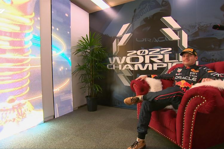 Pebalap Red Bull Max Verstappen duduk di ruang juara dunia Sirkuit Suzuka Jepang setelah ia mengunci gelar juara dunia keduanya pada Minggu (9/10/2022).